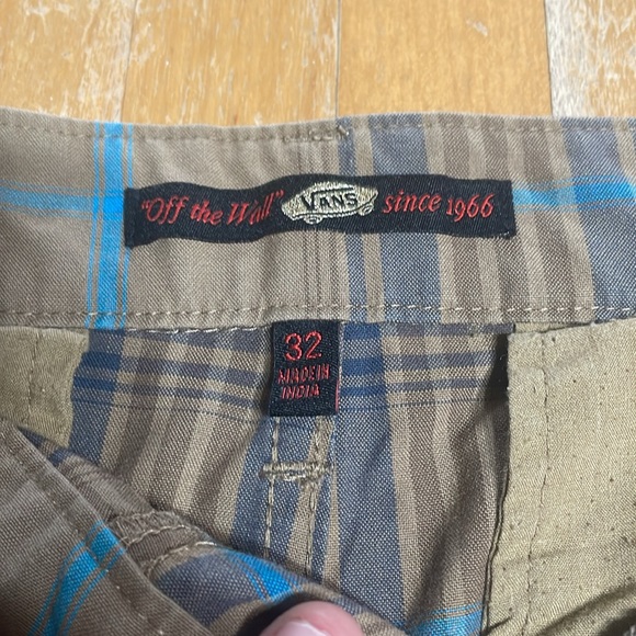 Men’s vans off the wall plaid shorts - Picture 4 of 9